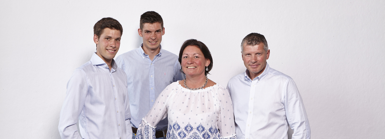 Medewerkers en gebouw van ACA Cleaning